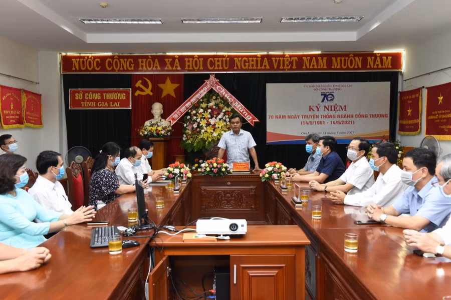 Đồng chí Hồ Văn Niên phát biểu chúc mừng nhân kỷ niệm Ngày truyền thống của ngành. Ảnh: Đức Thụy