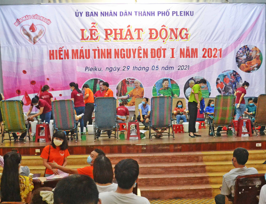 Lễ phát động hiến máu tình nguyện đợt 1, năm 2021 tại tại Nhà Thiếu nhi tỉnh Gia Lai. Ảnh: Hoàng Cư