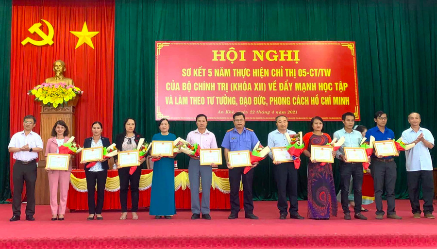 Giai đoạn 2016-2020, thực hiện Chỉ thị 05-CT_TW, toàn thị xã An Khê có 10 tập thể, 10 cá nhân hoàn thành tích xuất sắc trong học tập và làm theo tư tưởng, đạo đức, phong cách Hồ Chí Minh. Ảnh Ngọc Minh