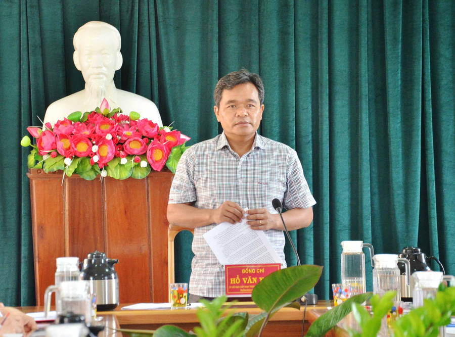 11-5 Đồng chí Hồ Văn Niên-Bí thư Tỉnh ủy phát biểu tại buổi làm việc với Ủy ban bầu cử huyện Đak Pơ-ảnh P.L