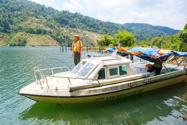 Hạt Kiểm lâm, đơn vị chủ rừng chuẩn bị đi tuần tra vùng rừng giáp ranh với tỉnh Đắk Nông tại khu vực Thủy điện Đồng Nai 5 bằng xuồng cao tốc