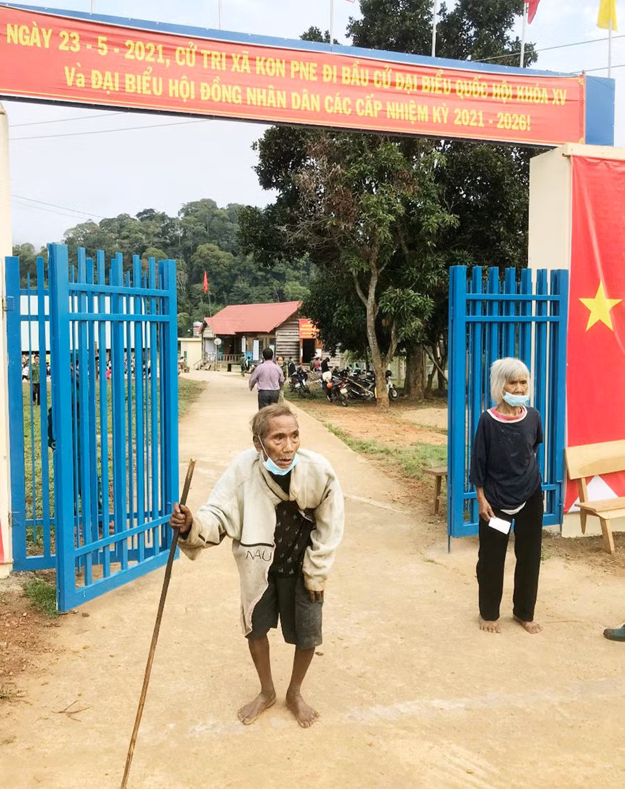 Cụ A Hnet (xã Kon Pne) tự chống gậy đến điểm bỏ phiếu. Ảnh: Minh Triều