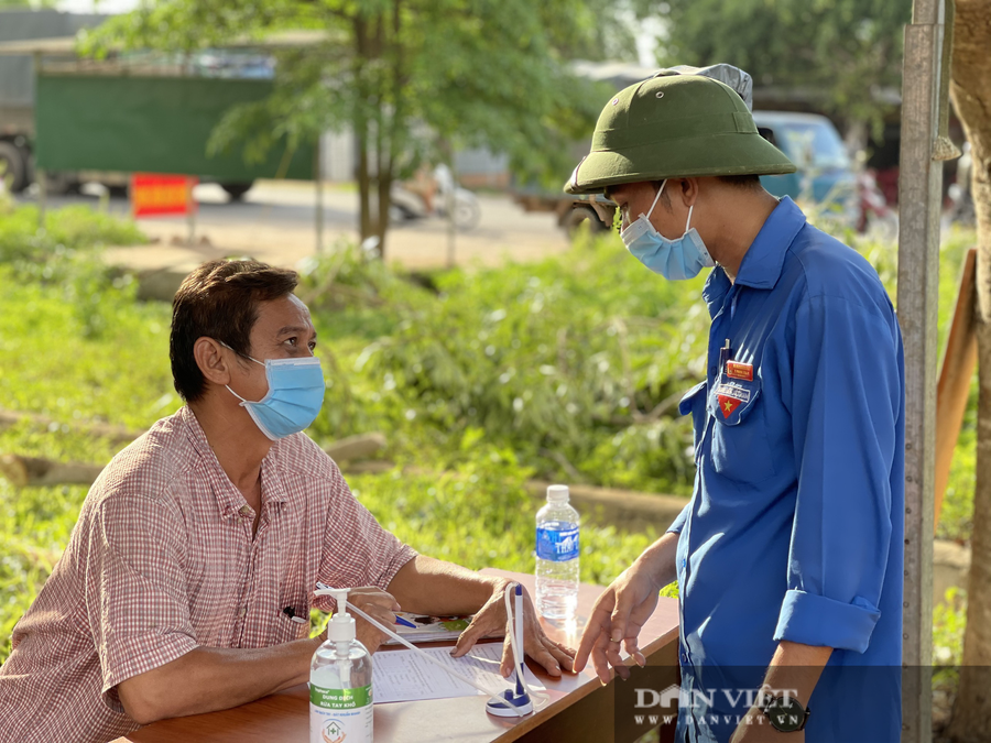 ĐVTN Thành phố Buôn Ma Thuột tình nguyện tham gia hỗ trợ chốt kiểm tra.