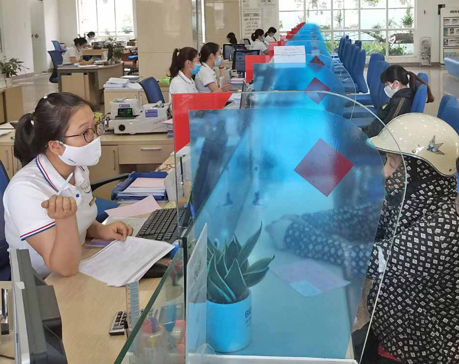 Để có mặt bằng lãi suất thấp, các ngân hàng chủ động tiết kiệm, giảm bớt chi phí hoạt động. Ảnh: Sơn Ca