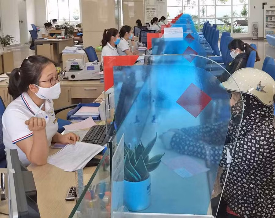 Để có mặt bằng lãi suất thấp, các ngân hàng chủ động tiết kiệm, giảm bớt chi phí hoạt động. Ảnh: Sơn Ca