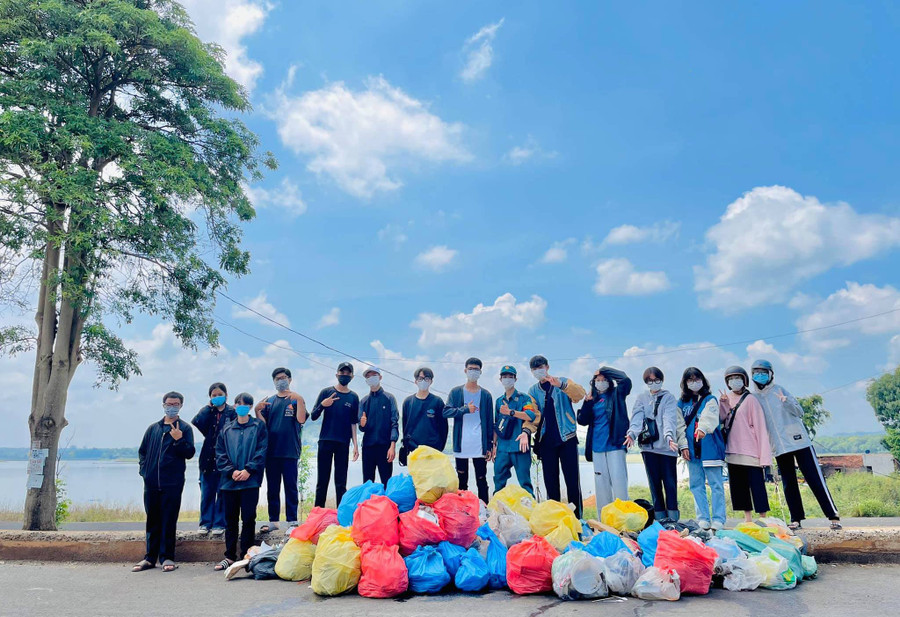 Nhóm bạn trẻ nhặt rác tại hồ Ea Kao. Ảnh: NGỌC LINH Nhóm bạn trẻ nhặt rác tại hồ Ea Kao. Ảnh: NGỌC LINH