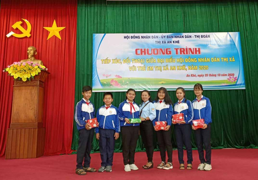 Cô Phan Thị Thu (ở giữa)-Tổng phụ trách Đội Trường THCS Đề Thám (thị xã An Khê) luôn nhận được sự yêu quý của học sinh. Ảnh Thủy Bình.