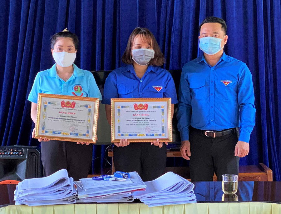 Trao bằng khen của Đoàn TN tỉnh cho Giáo viên TPT Đội trường THPT DTNT huyện Chư Pah ( Ngoài cùng bên trái)