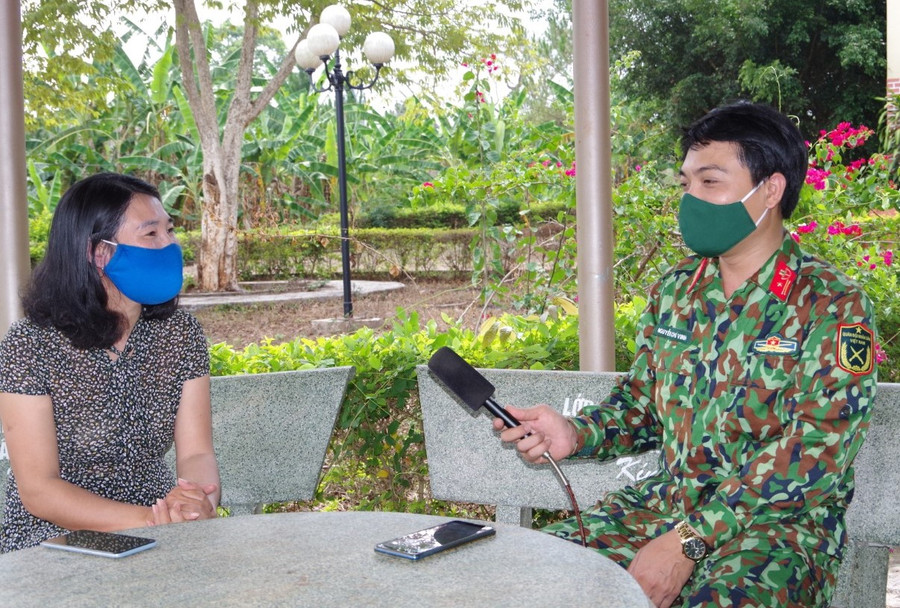 Tổ chuyên mục Radio đang phỏng vấn cô giáo Chu Ngọc Thanh-ảnh Phương Dung