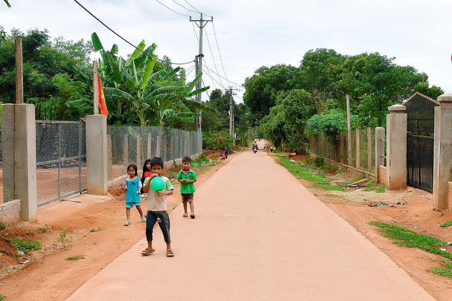  Tuyến đường bê tông dài gần 2 km đi thôn 7 được đầu tư xây dựng năm 2019, trị giá hơn 1 tỷ đồng từ nguồn vốn xây dựng nông thôn mới.