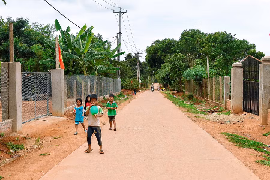  Tuyến đường bê tông dài gần 2 km đi thôn 7 được đầu tư xây dựng năm 2019, trị giá hơn 1 tỷ đồng từ nguồn vốn xây dựng nông thôn mới.