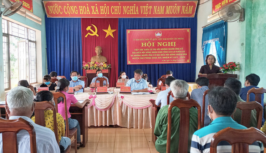 Các ứng cử viên đại biểu HĐND tỉnh khóa XII thuộc đơn vị bầu cử số 7 tiếp xúc cử tri tại xã Ia Me (huyện Chư Prông). Ảnh: Phương Dung