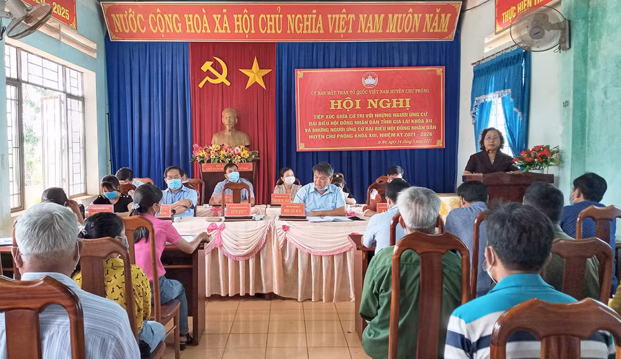 Các ứng cử viên đại biểu HĐND tỉnh khóa XII thuộc đơn vị bầu cử số 7 tiếp xúc cử tri tại xã Ia Me (huyện Chư Prông). Ảnh: Phương Dung