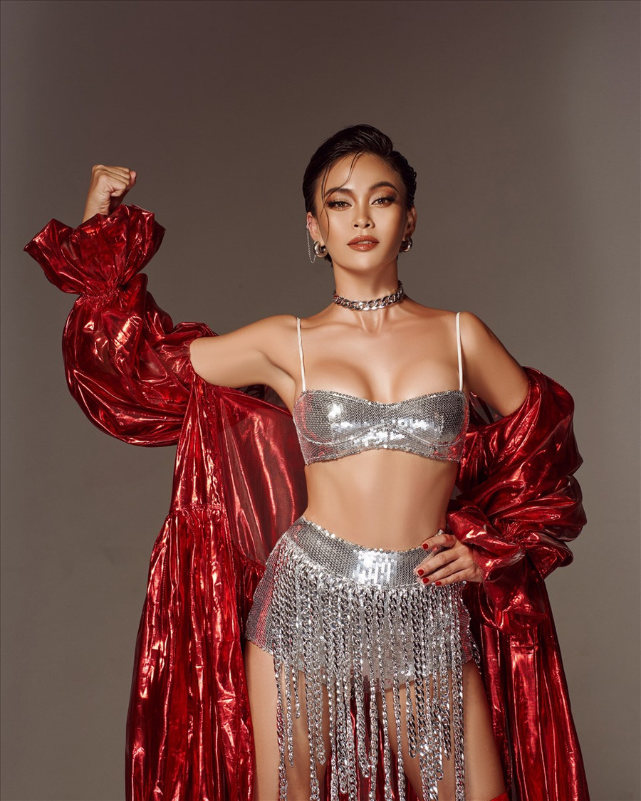 Về phía Mâu Thuỷ, cô cũng là người đẹp giữ nhiều thành tích của làng mốt Việt. Xuất phát điểm là Quán quân Vietnam’s Next Top Model 2013, Mâu Thuỷ trúng được nhiều show diễn khi đặt chân đến New York. Sau khi trở về nước, cô tiếp tục đăng ký tham gia Hoa hậu Hoàn Vũ Việt Nam 2017 và một lần nữa tên Mâu Thủy lại được xướng lên ở ngôi vị Á hậu 2 của chương trình. Từ đây, cô bắt đầu được “chọn mặt gửi vàng” ngồi vào “ghế nóng” ở các show truyền hình thực tế như Vietnam's Next Top Model, Model Kid Vietnam.