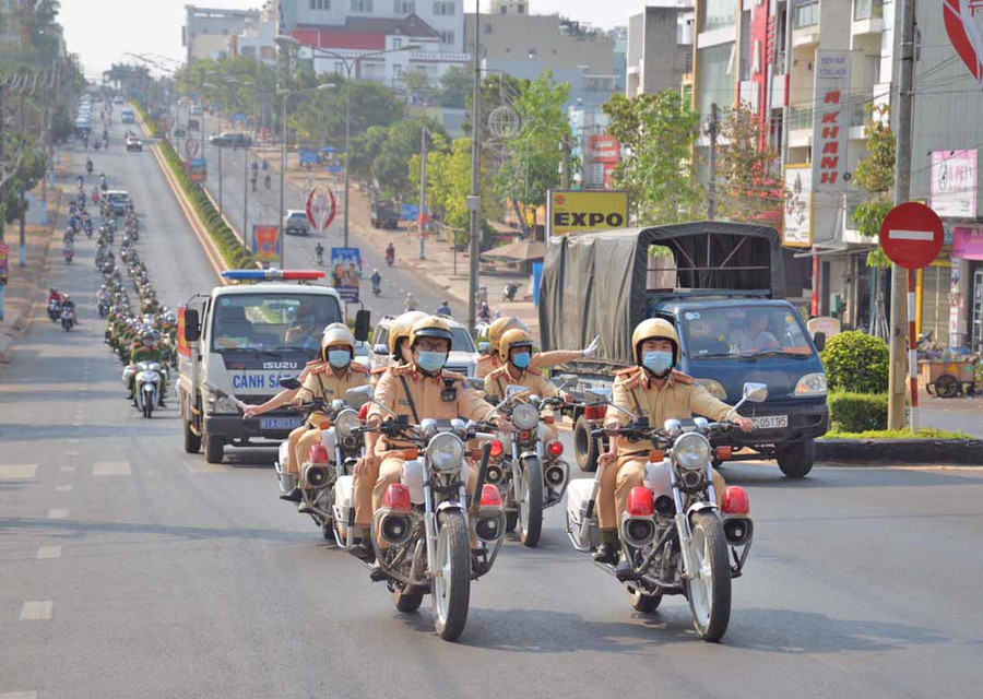 Công an TP. Pleiku ra quân đảm bảo an toàn giao thông. Ảnh: Lê Anh