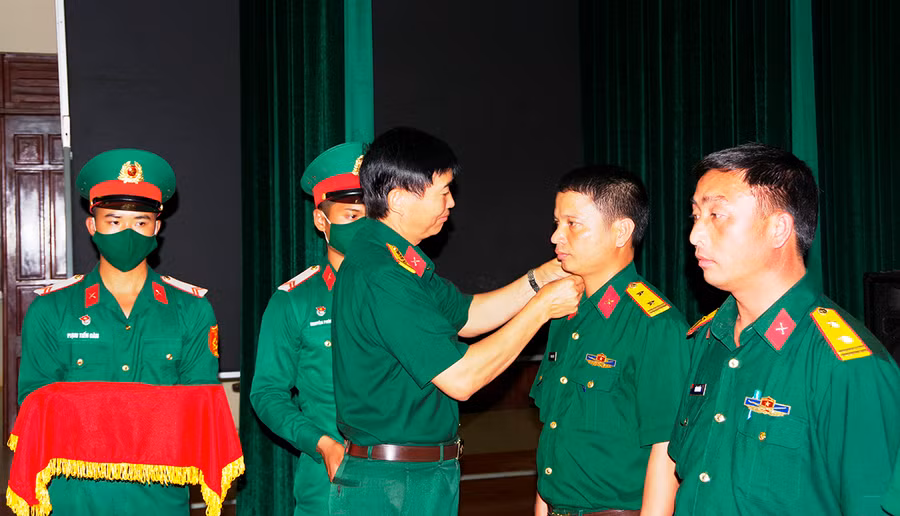  11Đại tá Triệu Trường Giang, Chính ủy Sư đoàn 320 gắn quân hàm Trung tá cho sĩ quan. Ảnh: Vĩnh Hoàng
