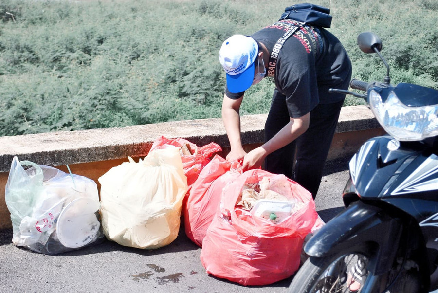 Một số hình ảnh của nhóm bạn trẻ nhặt rác tại hồ Ea Kao. ẢNH: NGỌC LINH