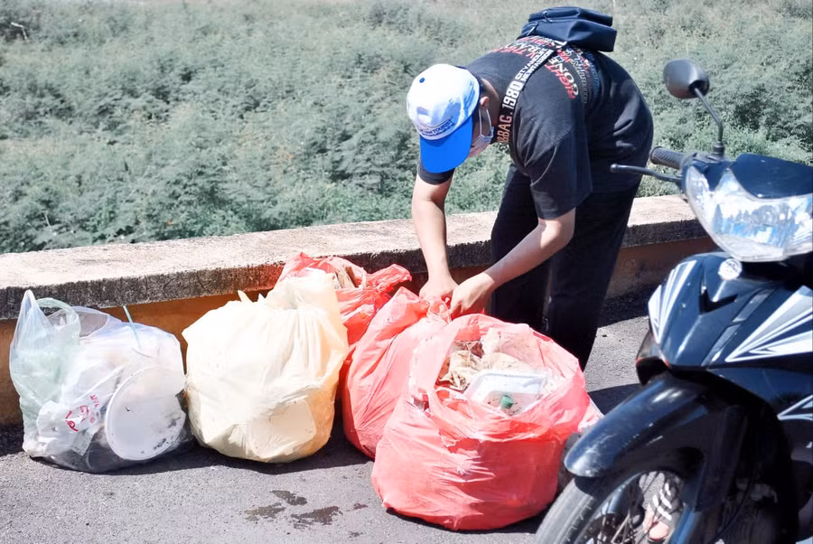 Một số hình ảnh của nhóm bạn trẻ nhặt rác tại hồ Ea Kao. ẢNH: NGỌC LINH