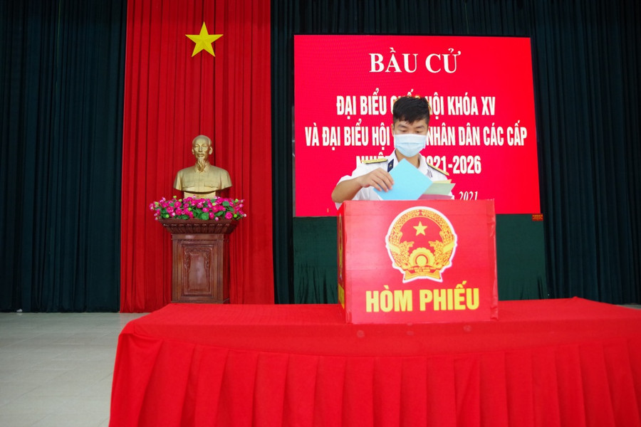 Chiến sĩ trẻ ở Trường Sa đi bầu cử sáng 23.5. ẢNH: NGUYỄN NINH