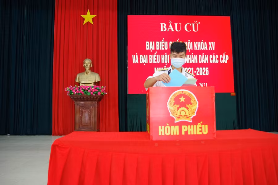 Chiến sĩ trẻ ở Trường Sa đi bầu cử sáng 23.5. ẢNH: NGUYỄN NINH