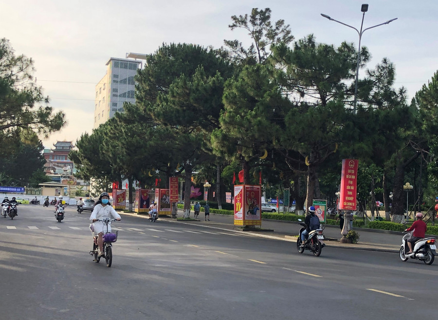  Pa nô, áp phích tuyên truyền về bầu cử được treo trên các tuyến đường ở TP. Pleiku. Ảnh: Phương Dung