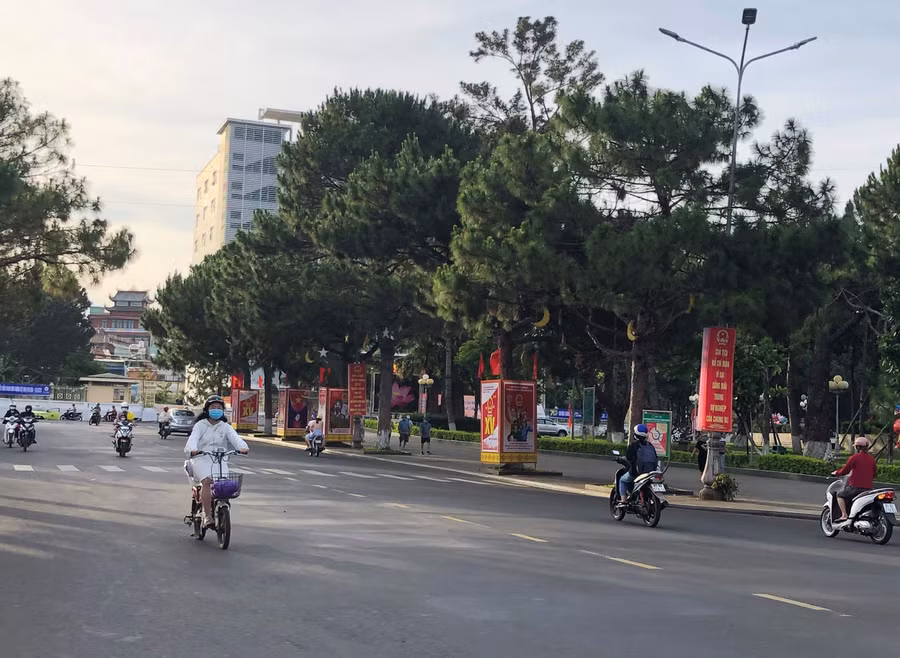  Pa nô, áp phích tuyên truyền về bầu cử được treo trên các tuyến đường ở TP. Pleiku. Ảnh: Phương Dung