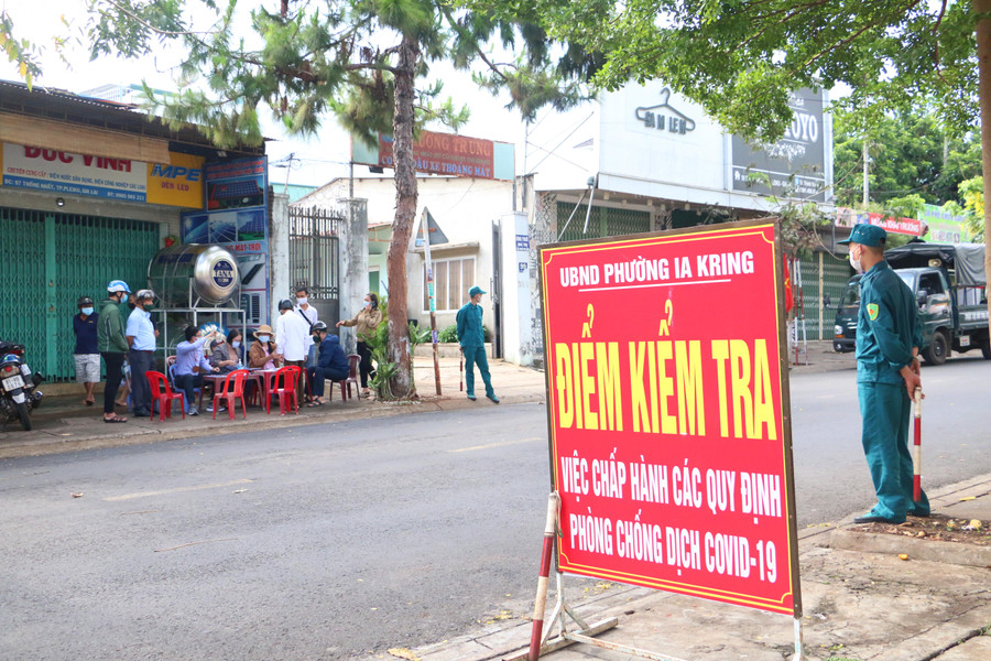 Tổ công tác của UBND phường Ia Kring (TP. Pleiku) kiểm tra việc chấp hành các quy định phòng-chống dịch Covid-19 trên đường Thống Nhất. Ảnh: Quang Tấn Tổ công tác của UBND phường Ia Kring kiểm tra việc chấp hành các quy định phòng-chống dịch Covid-19 trên đường Thống Nhất. Ảnh: Quang Tấn