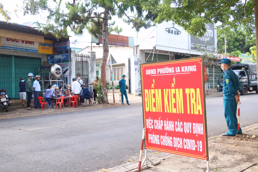 Tổ công tác của UBND phường Ia Kring kiểm tra việc chấp hành các quy định phòng-chống dịch Covid-19 trên đường Thống Nhất. Ảnh: Quang Tấn