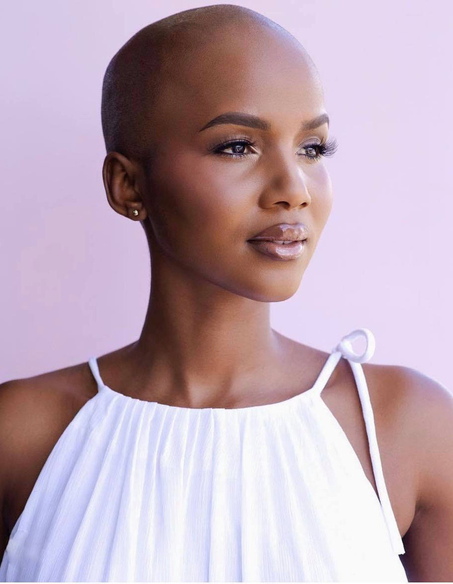 Shudufhadzo Musida đăng quang Hoa hậu Nam Phi 2020 và trở thành đại diện quê nhà dự thi Miss World 2021. Cô sở hữu vẻ ngoài độc lạ với mái đầu cạo trọc, nụ cười rạng rỡ cùng nước da nâu khỏe khoắn. Được biết cô có bằng cử nhân Khoa học xã hội về triết học, chính trị và kinh tế và đang hoàn thành bằng cử nhân danh dự ngành Quan hệ quốc tế. ẢNH: INSTAGRAM NV