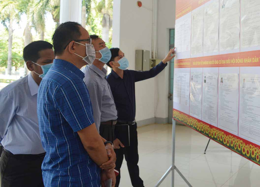 Cử tri huyện Chư Prông tìm hiểu tiểu sử các ứng cử viên đại biểu Quốc hội tại đơn vị bầu cử số 1. Ảnh: Anh Huy