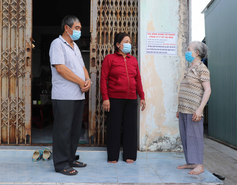 Bà Thái Thị Sửu (đứng giữa)-thành viên tổ Covid cộng đồng (tổ 1, phường An Bình) thường xuyên nắm bắt tình hình, tuyên truyền chia sẻ thông tin, diễn biến dịch bệnh tới người dân.Ảnh Ngọc Minh