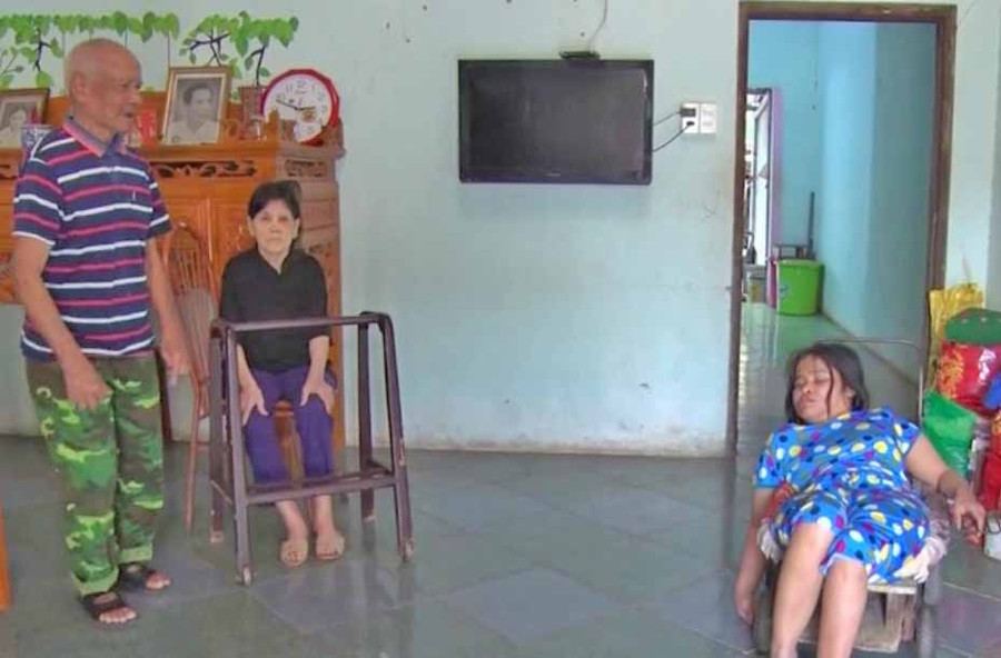 Vợ chồng ông Đinh Y Nhơp và con gái. Ảnh: Hà Phương