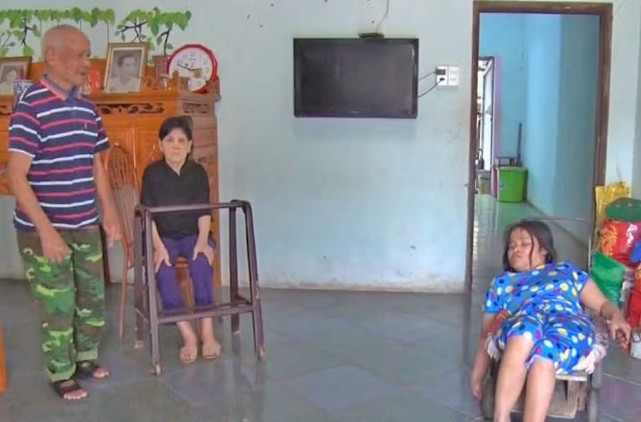 Vợ chồng ông Đinh Y Nhơp và con gái. Ảnh: Hà Phương