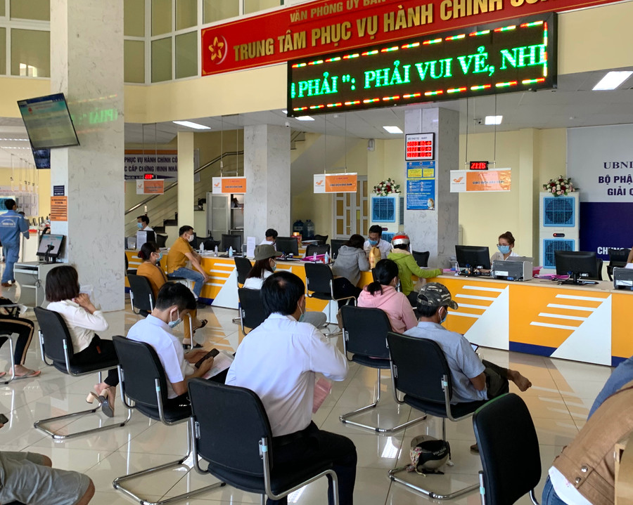 Giải quyết thủ tục hành chính ở Trung tâm phục vụ hành chính công tỉnh. Ảnh: Hà Duy