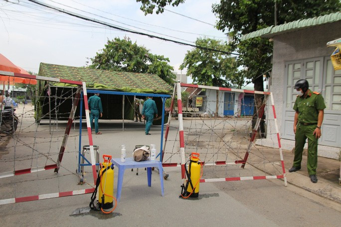Lực lượng chức năng phong tỏa một địa điểm tại huyện Hóc Môn vì liên quan Covid-19. (Ảnh: HUẾ XUÂN)  Lực lượng chức năng phong tỏa một địa điểm tại huyện Hóc Môn vì liên quan Covid-19. (Ảnh: HUẾ XUÂN)