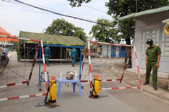  Lực lượng chức năng phong tỏa một địa điểm tại huyện Hóc Môn vì liên quan Covid-19. (Ảnh: HUẾ XUÂN)