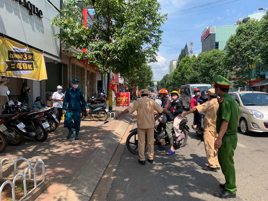 -Chủ tịch UBND tỉnh chỉ đạo tăng cường lấy mẫu xét nghiệm SARS-CoV-2 các trường hợp nguy cơ cao. Ảnh: Như Nguyện