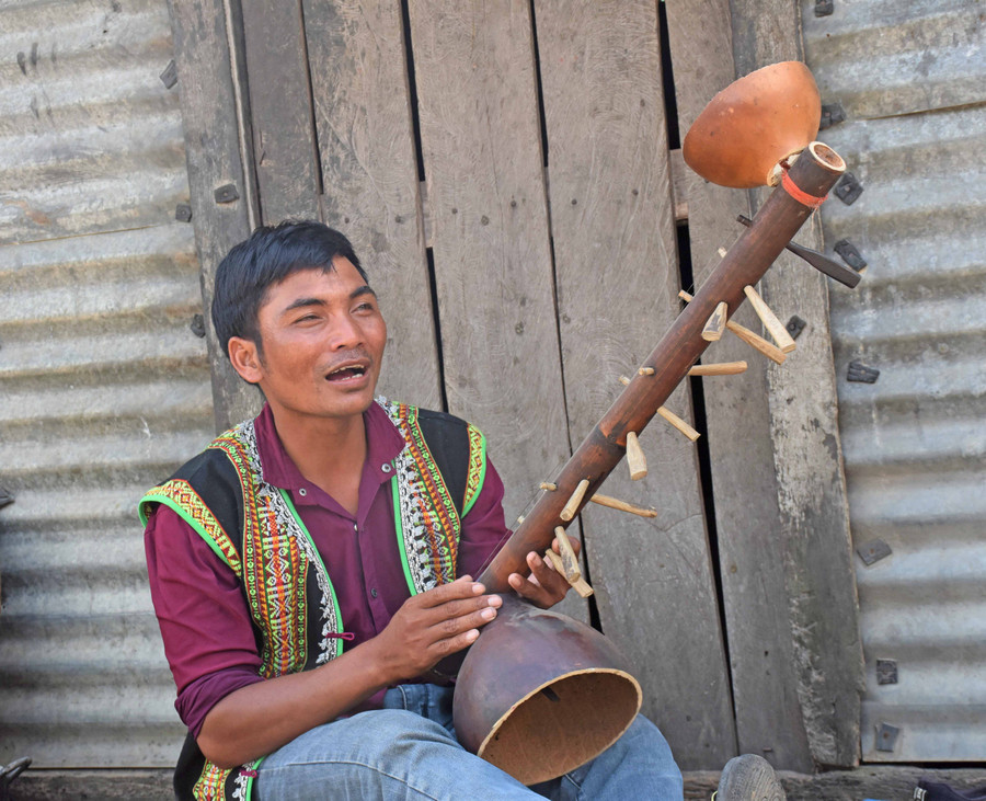 Anh Đinh Văn Tờ Rum có niềm đam mê mãnh liệt với dân ca Bahnar. Ảnh: Trần Dung Đinh Văn Tờ Rum có niềm đam mê mãnh liệt với dân ca Bahnar. Ảnh Trần Dung