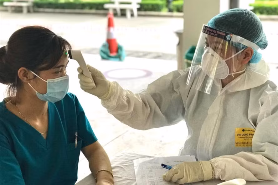 Khám sàng lọc trước khi tiêm vaccine COVID-19. Ảnh: Bộ Y tế