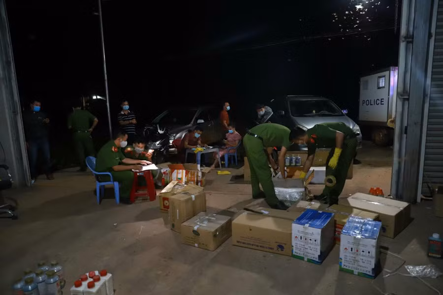 Cơ quan công an lập biên bản thu giữ hơn 1.500 sản phẩm thuốc bảo vệ thực vật nằm trong danh mục cấm.