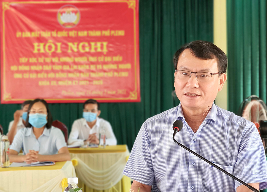 Ông Trịnh Duy Thuân-Ủy viên Ban Thường vụ Tỉnh ủy, Bí thư Thành ủy, Chủ tịch HĐND TP. Pleiku trình bày chương trình hành động. Ảnh Như Nguyện