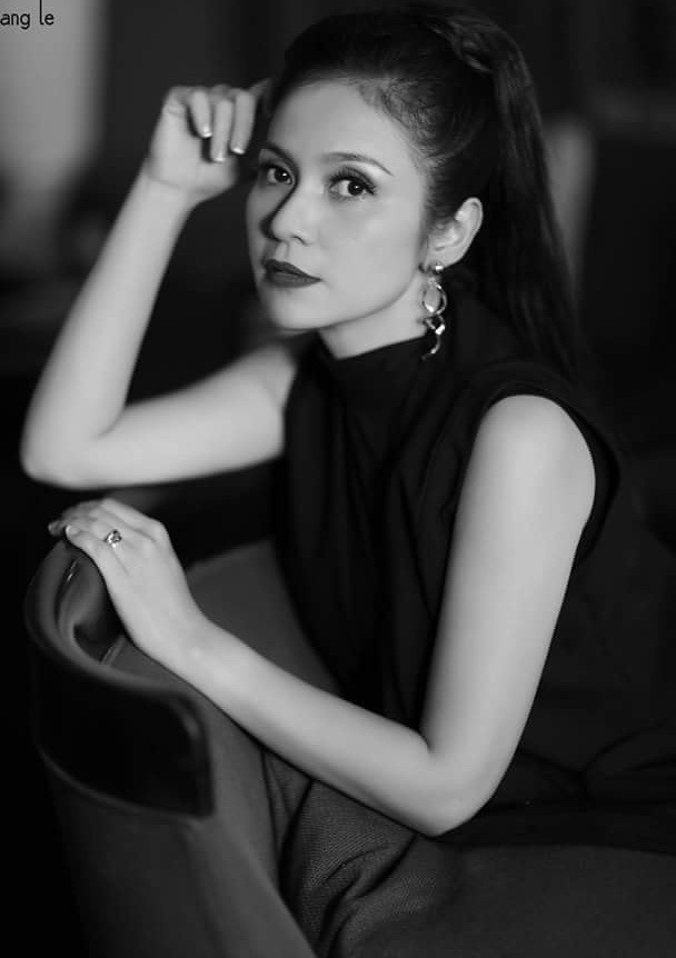 Mới đây, Việt Trinh vừa chia sẻ loạt ảnh khoe thần thái sang trọng và nhan sắc trẻ trung ở tuổi 48. Vẻ đẹp “không tuổi” của “người đẹp Tây Đô” khiến nhiều khán giả không khỏi suýt xoa. Nữ diễn viên Vĩnh biệt mùa hè còn đính kèm dòng trạng thái: “Khoe dáng xíu để truyền cảm hứng và năng lượng cho chị em U.50“. Sau một giờ đăng tải, những hình ảnh của nữ diễn viên nhận về hơn 12.000 lượt yêu thích cùng hàng nghìn bình luận của đồng nghiệp và người hâm mộ ẢNH: HOANG LE