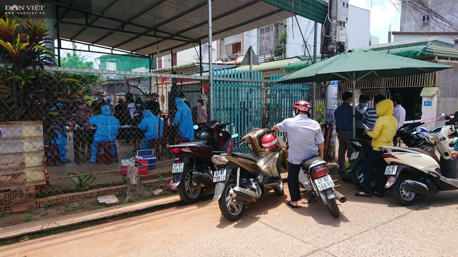 Ngành Y tế lấy mẫu xét nghiệm cho người dân khu vực phong tỏa liên quan đến 2 ca dương tính với SAR-CoV-2