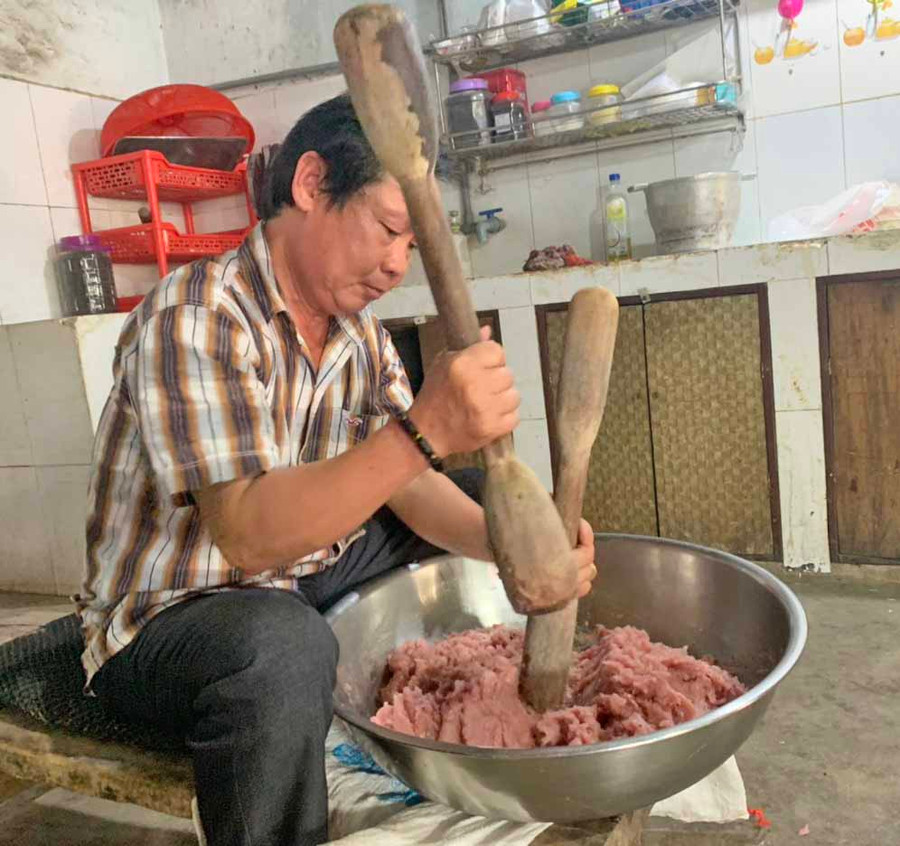 Chả cá thác lác Cô Sáu được làm hoàn toàn thủ công, đảm bảo độ dai, thơm, ngon của sản phẩm. Ảnh: Vũ Chi Chả cá thác lác Cô Sáu được làm hoàn toàn thủ công, đảm bảo độ dai, thơm, ngon của sản phẩm. Ảnh: Vũ Chi