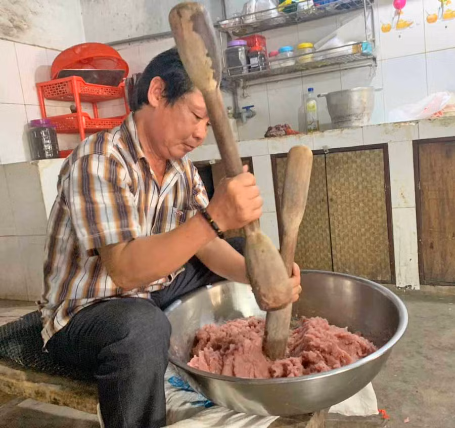 Chả cá thác lác Cô Sáu được làm hoàn toàn thủ công, đảm bảo độ dai, thơm, ngon của sản phẩm. Ảnh: Vũ Chi