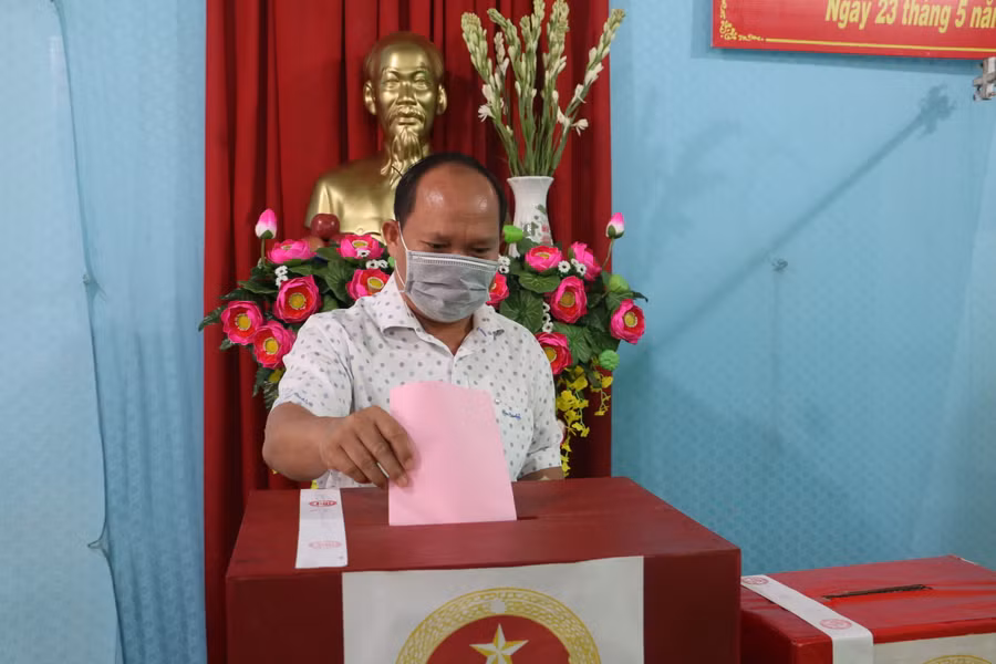 Ông Ra Lan Chung-Phó Bí thư Tỉnh ủy bỏ biểu tại khu vực bỏ phiếu số 3 (tổ dân phố 1, phường Thống Nhất, TP. Pleiku). Ảnh: Quang Tấn