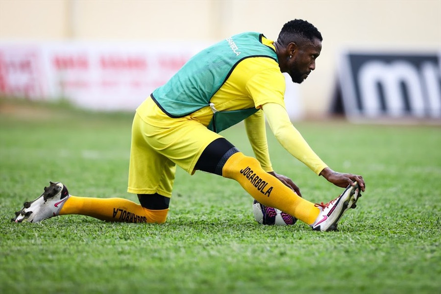 Samson vẫn ra sân tập luyện cùng đội 1 Thanh Hoá tại V.League 2021. Ảnh: M.C Samson vẫn ra sân tập luyện cùng đội 1 Thanh Hoá tại V.League 2021. Ảnh: M.C