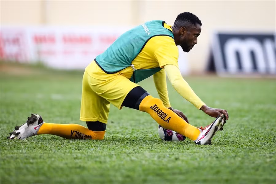 Samson vẫn ra sân tập luyện cùng đội 1 Thanh Hoá tại V.League 2021. Ảnh: M.C