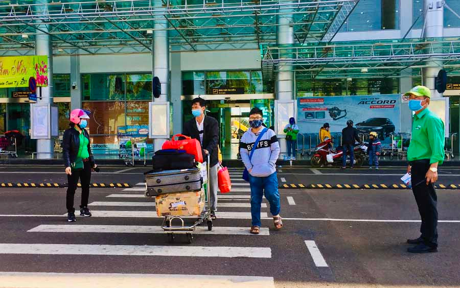  Hành khách tuân thủ quy định đeo khẩu trang tại Cảng Hàng không Pleiku. Ảnh: Lê Hòa