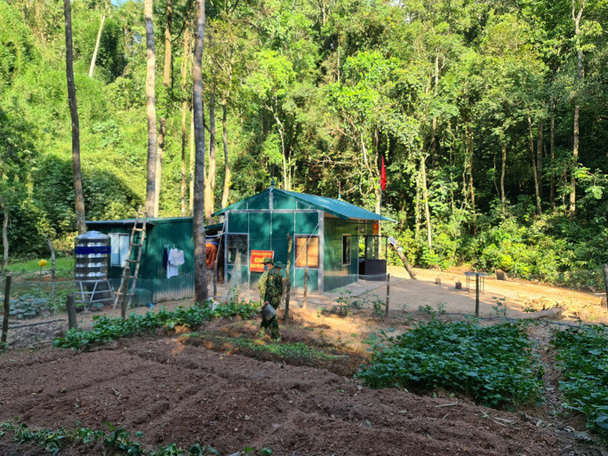 Chốt Số 1 bản Cha Lo đóng giữa rừng sâu. Ảnh: Hoàng Phúc